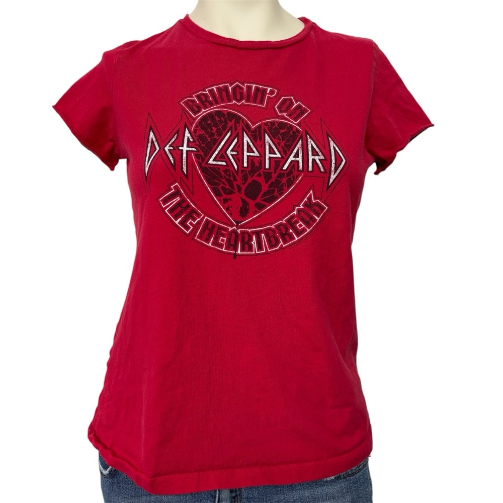 Def Leppard red bringin’ on the heart break graphic tee